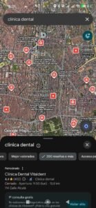 Filtro de reseñas por volumen en Google Maps para clínicas dentales en Madrid mostrando el umbral de 200 reseñas o más